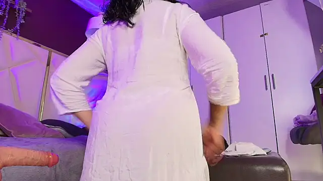 Inndrahot online show from 10-19-25, 03:53