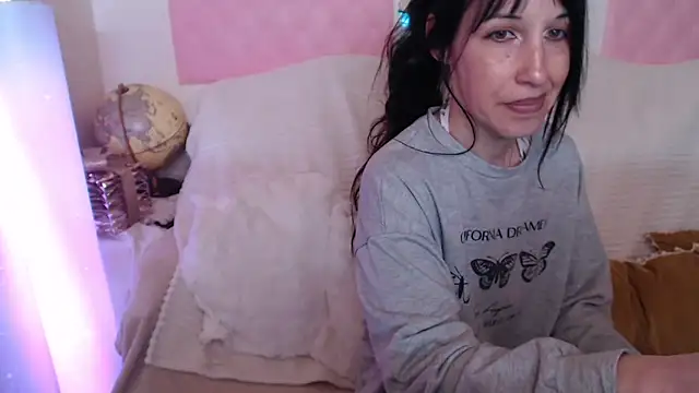Snapshot of -carla- chatting on 05-08-26, 05:22 -carla- online show from 05-08-26, 05:22