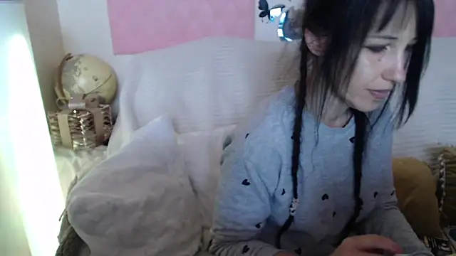 Snapshot of -carla- chatting on 06-11-26, 05:37 -carla- online show from 06-11-26, 05:37