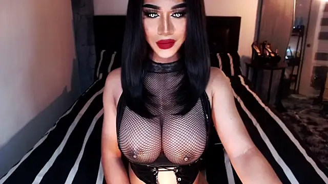 Snapshot of MassiveCockxMistress chatting on 10-18-25, 01:24 MassiveCockxMistress online show from 10-18-25, 01:24