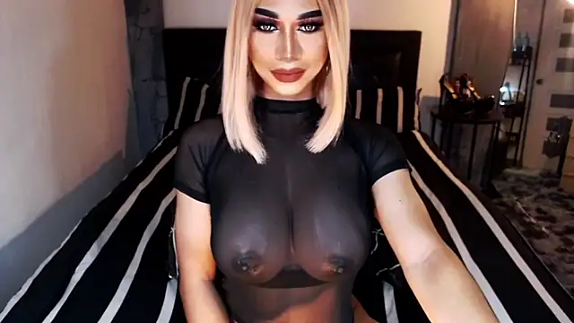 Snapshot of MassiveCockxMistress chatting on 10-17-25, 02:41 MassiveCockxMistress online show from 10-17-25, 02:41