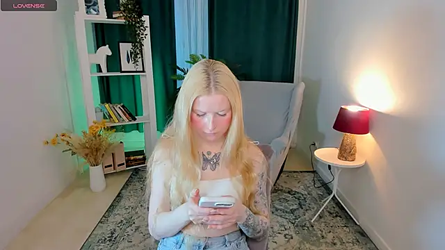 Snapshot of Laly_Peach chatting on 04-30-26, 11:28 Laly Peach online show from 04-30-26, 11:28