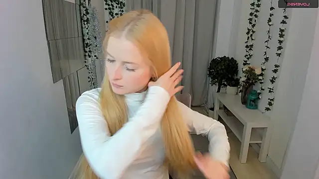 Laly Peach online show from 12-17-25, 05:07