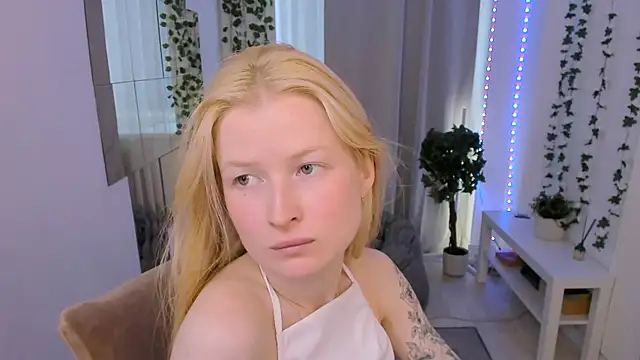 Snapshot of Laly_Peach chatting on 07-29-26, 09:30 Laly Peach online show from 07-29-26, 09:30