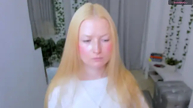 Snapshot of Laly_Peach chatting on 05-27-26, 11:06 Laly Peach online show from 05-27-26, 11:06