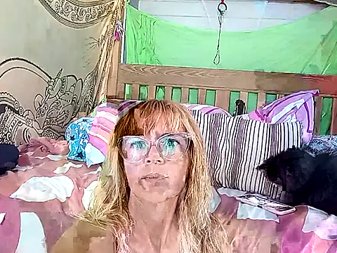 Snapshot of Luna-Natural chatting on 03-05-25, 05:39 Luna-Natural online show from 03-05-25, 05:39