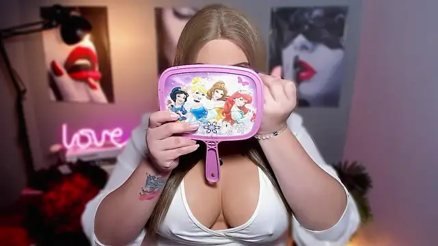 Snapshot of KarolinaThompson chatting on 10-19-25, 01:52 KarolinaThompson online show from 10-19-25, 01:52