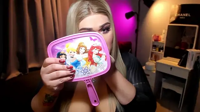 Snapshot of KarolinaThompson chatting on 12-06-24, 05:58 KarolinaThompson online show from 12-06-24, 05:58