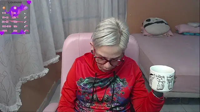 Snapshot of moon_cat85 chatting on 07-08-26, 01:23 moon cat85 online show from 07-08-26, 01:23
