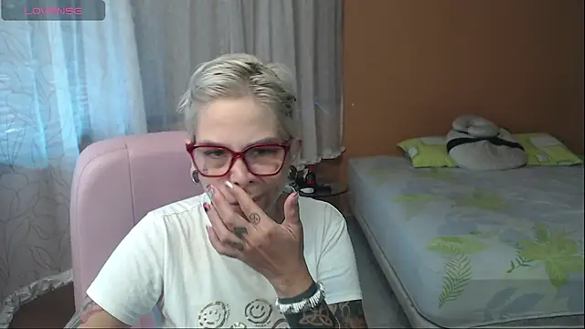Snapshot of moon_cat85 chatting on 07-17-26, 12:46 moon cat85 online show from 07-17-26, 12:46