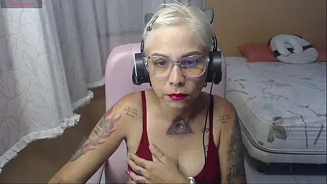 Snapshot of moon_cat85 chatting on 06-12-26, 10:40 moon cat85 online show from 06-12-26, 10:40