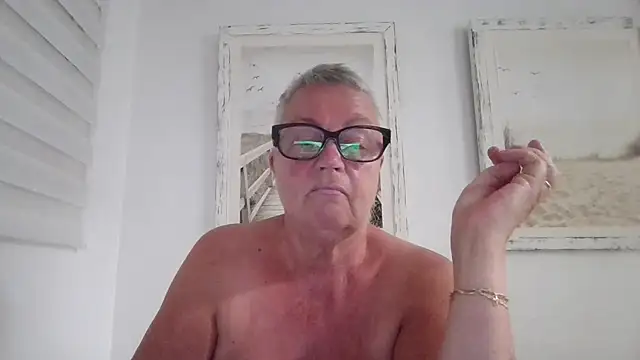 GrannyChrissy68 online show from 10-18-25, 08:55