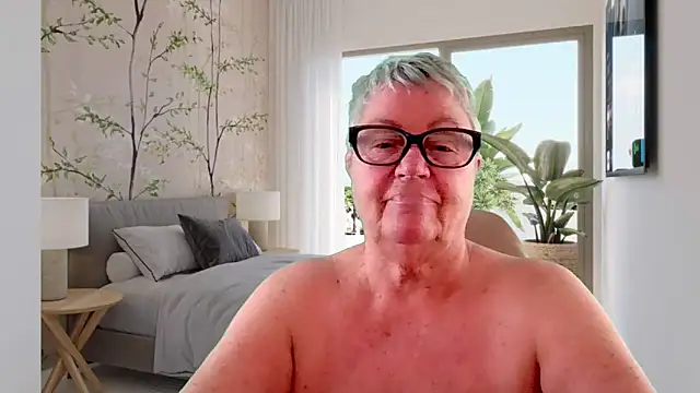 GrannyChrissy68 online show from 06-17-26, 12:26