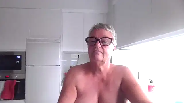 GrannyChrissy68 online show from 10-16-25, 09:56