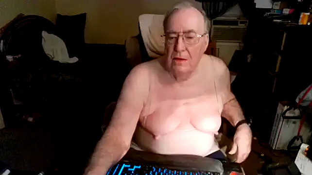 Snapshot of Toastir chatting on 12-23-24, 10:33 Toastir online show from 12-23-24, 10:33