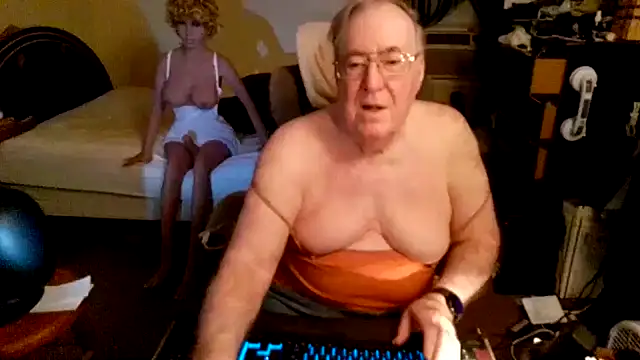 Snapshot of Toastir chatting on 10-22-25, 01:32 Toastir online show from 10-22-25, 01:32