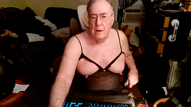 Snapshot of Toastir chatting on 10-19-25, 08:22 Toastir online show from 10-19-25, 08:22