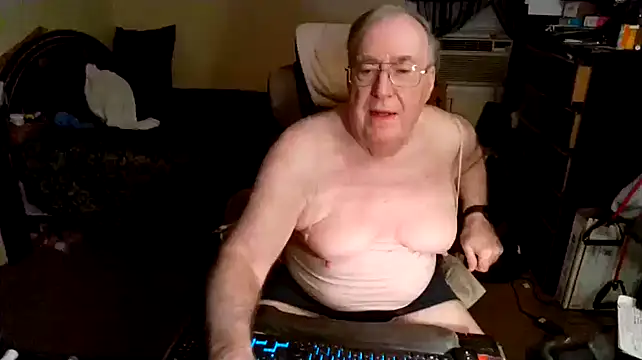 Snapshot of Toastir chatting on 12-24-24, 02:10 Toastir online show from 12-24-24, 02:10