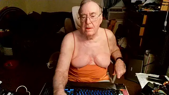 Snapshot of Toastir chatting on 06-20-26, 03:06 Toastir online show from 06-20-26, 03:06