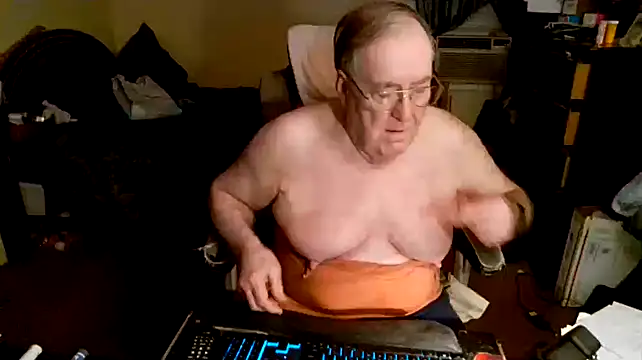 Snapshot of Toastir chatting on 12-30-24, 11:17 Toastir online show from 12-30-24, 11:17
