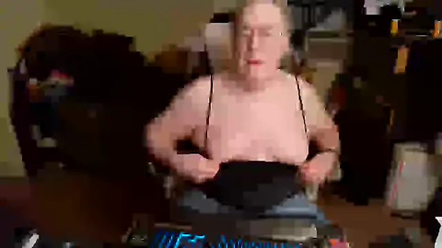 Snapshot of Toastir chatting on 02-06-25, 01:49 Toastir online show from 02-06-25, 01:49