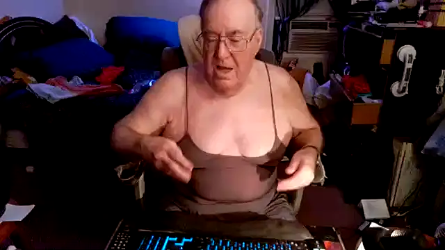 Snapshot of Toastir chatting on 10-18-25, 02:30 Toastir online show from 10-18-25, 02:30