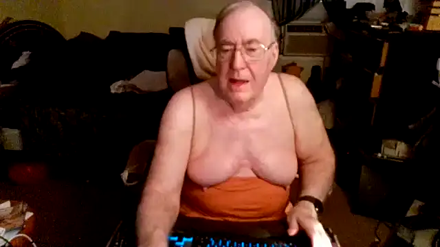 Snapshot of Toastir chatting on 04-15-26, 05:06 Toastir online show from 04-15-26, 05:06