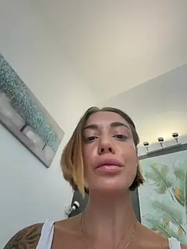 Snapshot of italianPassion chatting on 05-08-26, 01:04 italianPassion online show from 05-08-26, 01:04