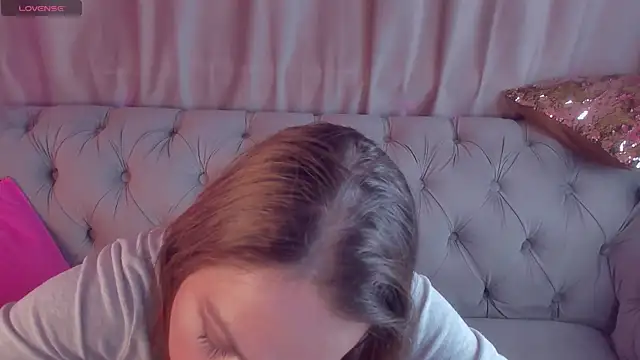 Snapshot of GwenCarter chatting on 02-05-25, 04:03 GwenCarter online show from 02-05-25, 04:03