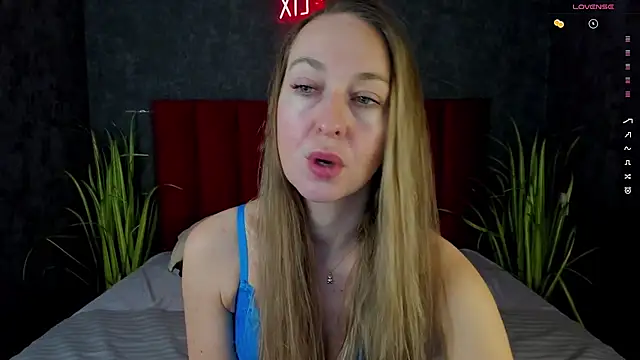 Snapshot of GwenCarter chatting on 03-18-25, 05:45 GwenCarter online show from 03-18-25, 05:45