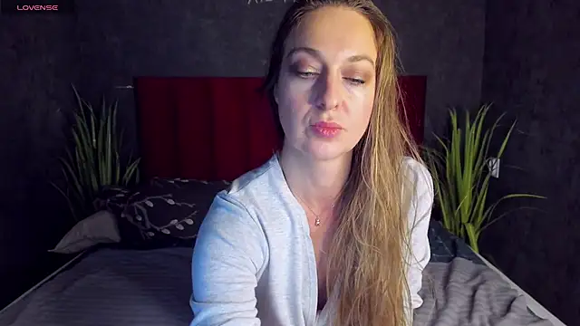 Snapshot of GwenCarter chatting on 02-03-25, 03:17 GwenCarter online show from 02-03-25, 03:17