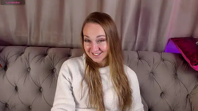 Snapshot of GwenCarter chatting on 02-13-25, 12:11 GwenCarter online show from 02-13-25, 12:11