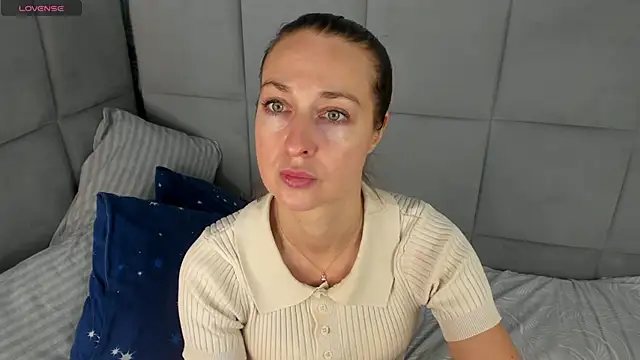 Snapshot of GwenCarter chatting on 02-18-25, 12:39 GwenCarter online show from 02-18-25, 12:39