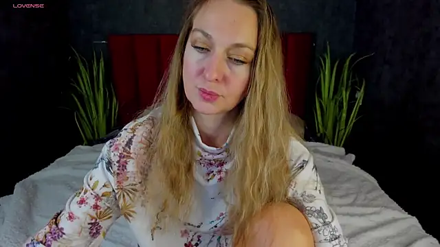 Snapshot of GwenCarter chatting on 01-13-25, 12:56 GwenCarter online show from 01-13-25, 12:56
