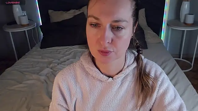 Snapshot of GwenCarter chatting on 03-08-25, 06:16 GwenCarter online show from 03-08-25, 06:16