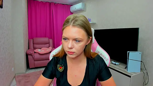 Strawberrye online show from 02-22-26, 03:20