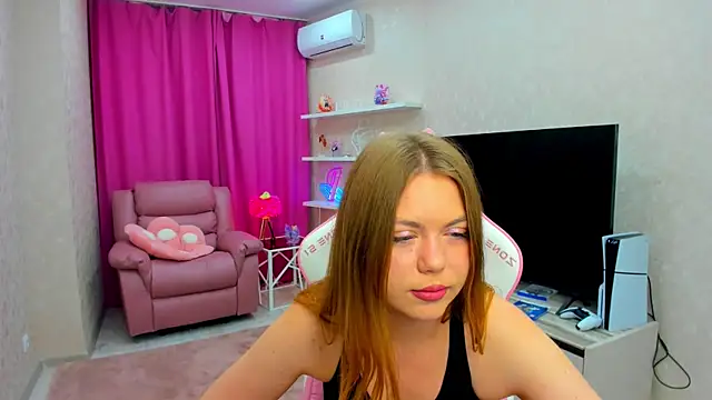 Strawberrye online show from 11-25-25, 03:29