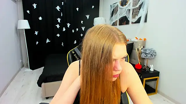 Strawberrye online show from 10-28-25, 04:35