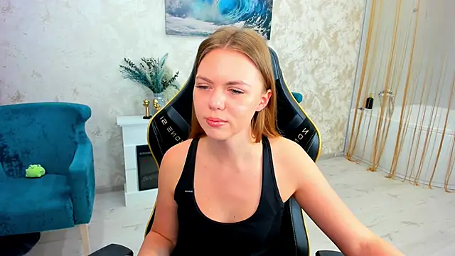 Strawberrye online show from 04-14-26, 03:22