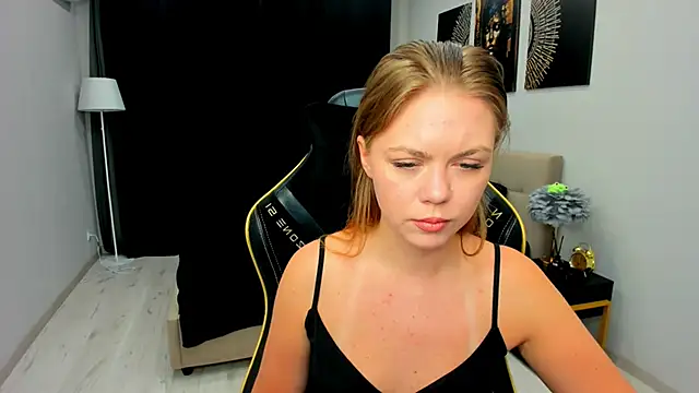 Strawberrye online show from 02-13-26, 03:17