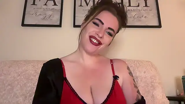 Snapshot of EmilyBlue chatting on 10-25-25, 11:05 EmilyBlue online show from 10-25-25, 11:05