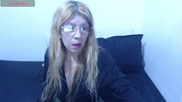 Snapshot of Dulce-Bella chatting on 06-23-26, 08:40 Dulce-Bella online show from 06-23-26, 08:40