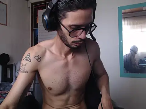 Snapshot of alisterxxx chatting on 05-28-26, 04:02 alisterxxx online show from 05-28-26, 04:02