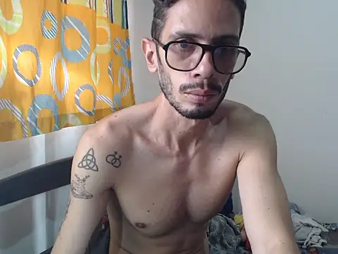 Snapshot of alisterxxx chatting on 05-21-26, 03:53 alisterxxx online show from 05-21-26, 03:53