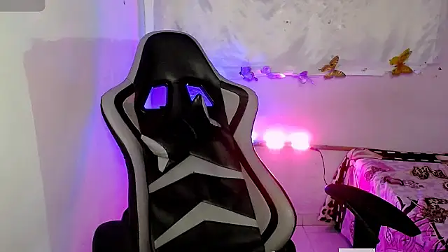 ninatiny online show from 10-30-25, 08:23