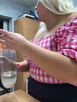 Snapshot of SabinaSweety chatting on 12-14-24, 12:33 SabinaSweety online show from 12-14-24, 12:33