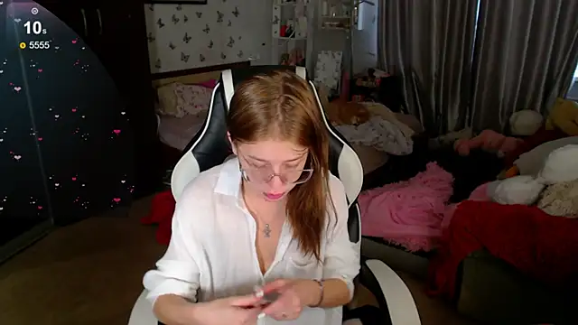 Snapshot of Kira_honeyy chatting on 04-12-26, 06:49 Kira honeyy online show from 04-12-26, 06:49