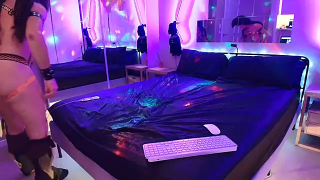 Snapshot of MikyFoxx chatting on 11-01-25, 04:19 MikyFoxx online show from 11-01-25, 04:19