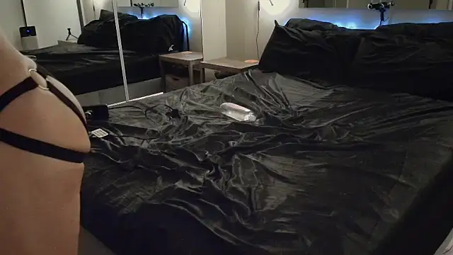 Snapshot of MikyFoxx chatting on 11-24-25, 07:19 MikyFoxx online show from 11-24-25, 07:19