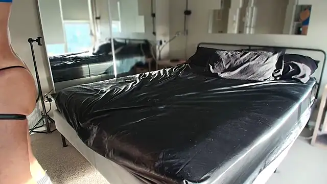 Snapshot of MikyFoxx chatting on 12-17-25, 10:37 MikyFoxx online show from 12-17-25, 10:37